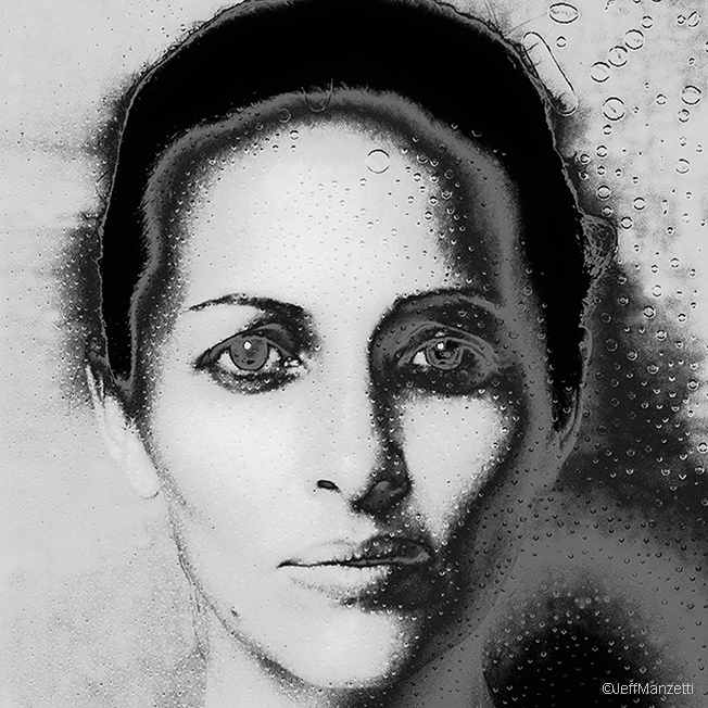 a propos de l'artiste (about the artist) Julianne Rose. Portrait in black and white ©Jeff Manzetti