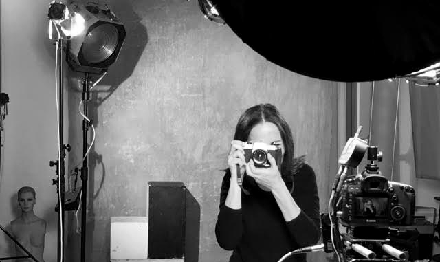 The artist Julianne Rose in her photography studio in Paris 2020 ©Julianne Rose